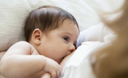 Как держать ребенка при кормлении грудным молоком