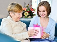 Что подарить бабушке на день рождения