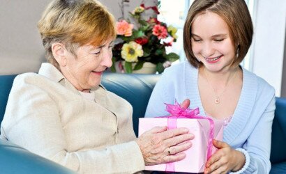 Что подарить бабушке на день рождения
