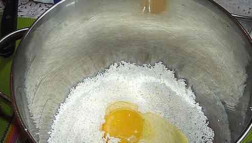 Добавить яйцо и соль