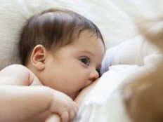 Правильное кормление новорожденных грудным молоком и смесями